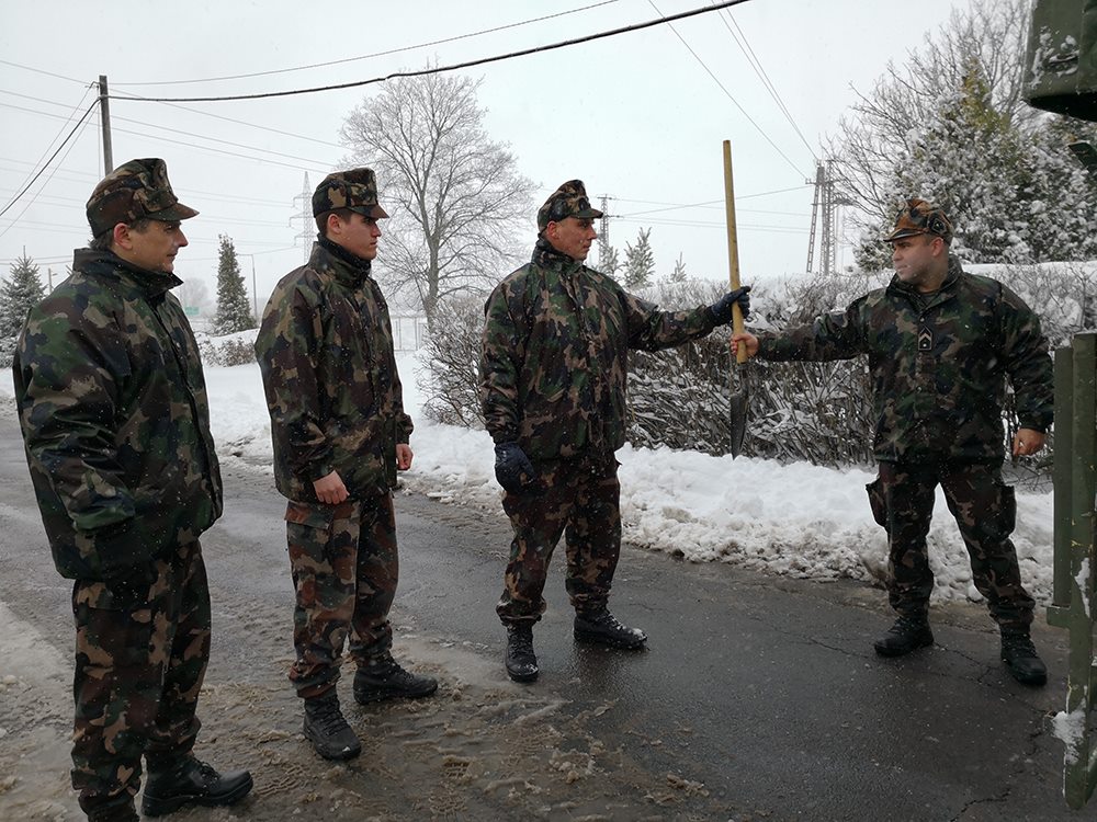 Látványos fotókon és videón, ahogy a magyar katonák segítettek az autósoknak a hóviharban 6