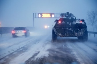 Látványos fotókon és videón, ahogy a magyar katonák segítettek az autósoknak a hóviharban