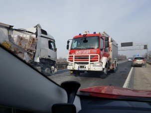 Két kamion ütközött, áll az M5-ös - fotók