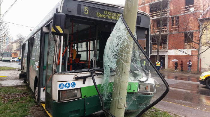 Villanyoszlopnak ment a szegedi troli, sok sérült 1