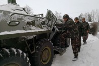 Látványos fotókon és videón, ahogy a magyar katonák segítettek az autósoknak a hóviharban 22