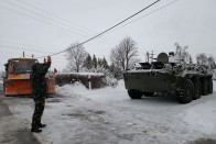 Látványos fotókon és videón, ahogy a magyar katonák segítettek az autósoknak a hóviharban 23