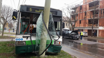 Villanyoszlopnak ment a szegedi troli, sok sérült