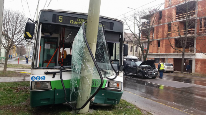 Villanyoszlopnak ment a szegedi troli, sok sérült
