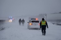 Látványos fotókon és videón, ahogy a magyar katonák segítettek az autósoknak a hóviharban 26