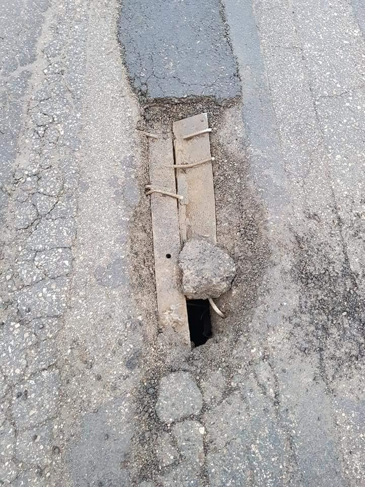 Bútorlappal semlegesítettek egy életveszélyes kátyút Romániában 1