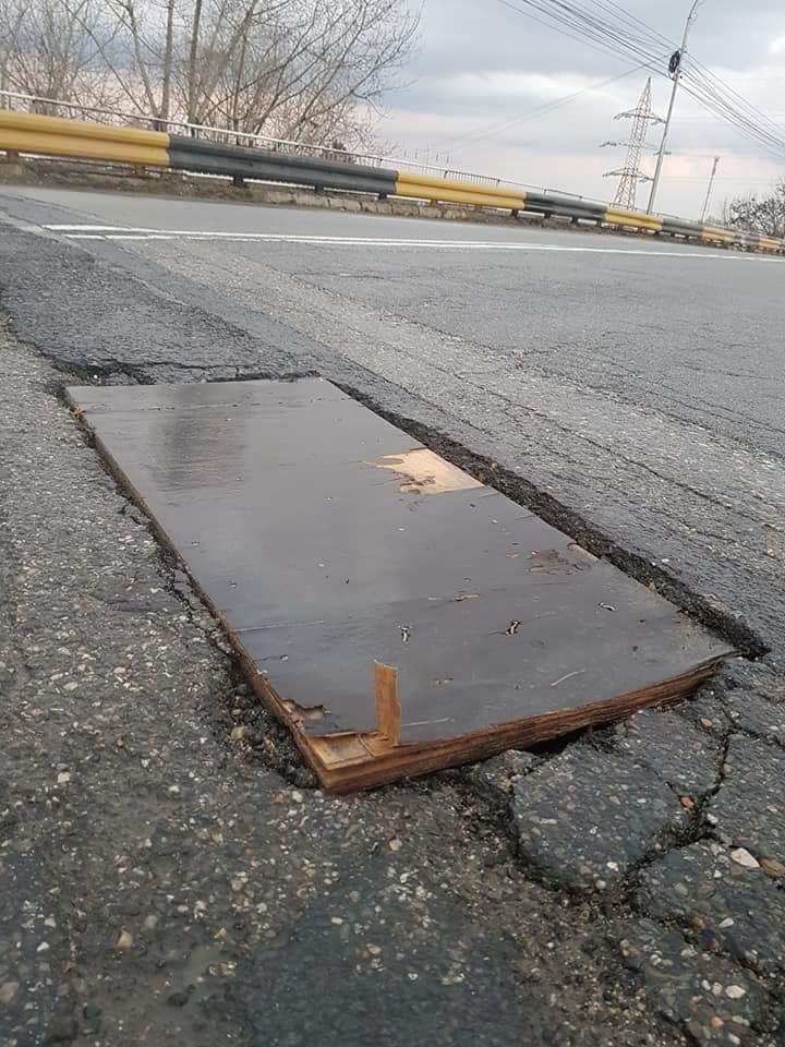 Bútorlappal semlegesítettek egy életveszélyes kátyút Romániában 4