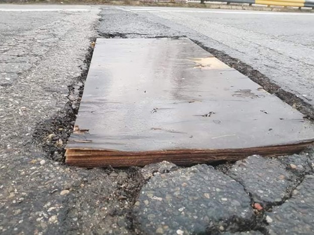 Bútorlappal semlegesítettek egy életveszélyes kátyút Romániában