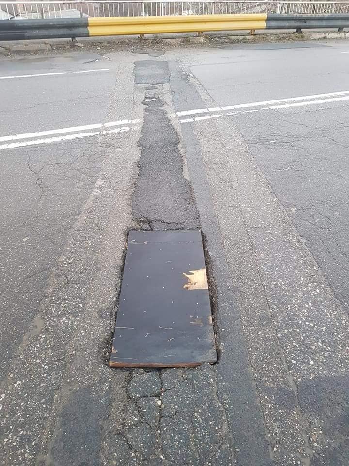 Bútorlappal semlegesítettek egy életveszélyes kátyút Romániában 5