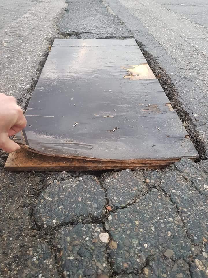 Bútorlappal semlegesítettek egy életveszélyes kátyút Romániában 2