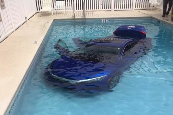 Figyelmetlen volt, medencében landolt az autó