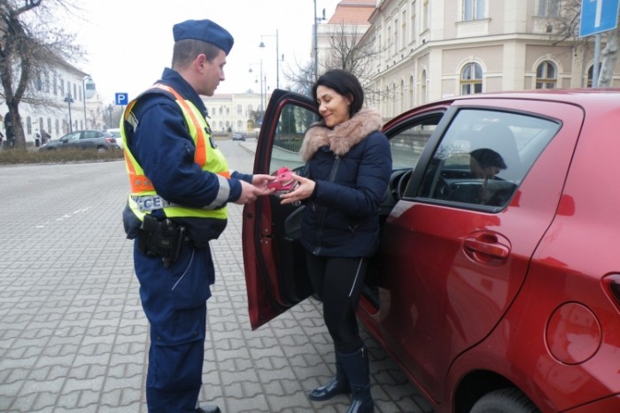 Nőnapi ajándékot kaptak a szabályos autósok
