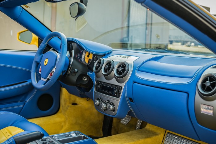 Feltűnően merész belsőt kapott ez a Ferrari F430 Spider 6