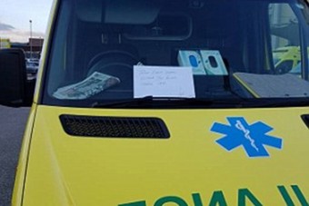 Mentőautóra dobott cetlit a bunkó autós