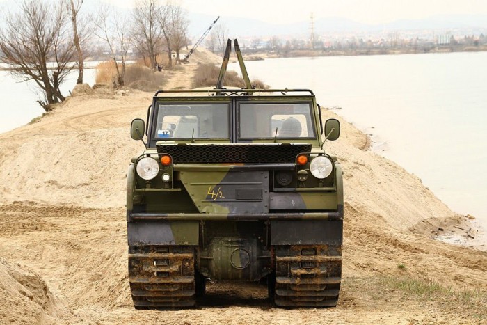 Kipróbáltuk a hóhelyzetben mentő lánctalpast 9 | Vezess Innen jól látszik, milyen szélesek a lánctalpak