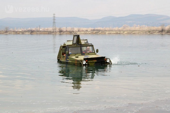 Kipróbáltuk a hóhelyzetben mentő lánctalpast 11 | Vezess 7 km/órás tempóval halad a vízen