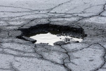 Hatalmas kátyút találtak a tévések, de segítség helyett csak várták az áldozatokat