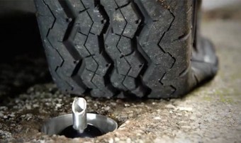 Ez az egyszerű kütyü a házmesterek álma, kiszúrja a gumid, ha tilosba parkolsz