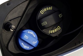 Óriási bírságot kaptak a német autógyártók, kivéve az, amelyik súgott