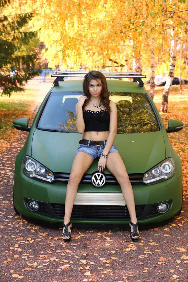 Megvillanó hosszú combok és német autók 6