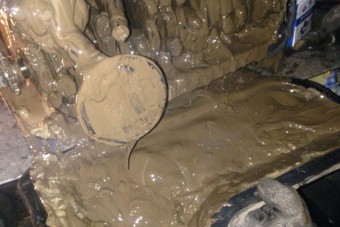 Csodaadalékot töltött a motorjába, csúnya vége lett