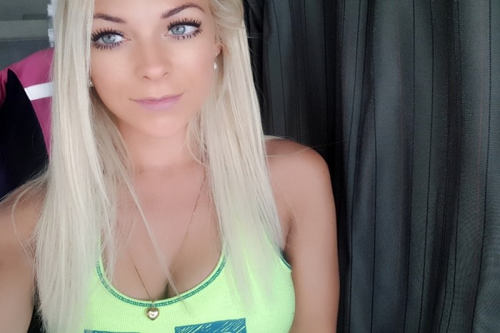 Akár modell is lehetne, mégis kamionsofőrként dolgozik