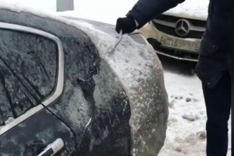 Ilyen az igazán durva tél, centis jeget vernek le autójukról az oroszok