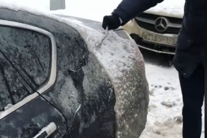 Ilyen az igazán durva tél, centis jeget vernek le autójukról az oroszok