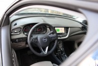 Combos dízelmotort és csipetnyi luxust kapott az Opel Grandland X 32