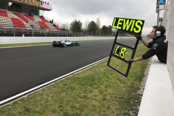 F1: Hamiltoné az utolsó tesztnap, bajban a Red Bull