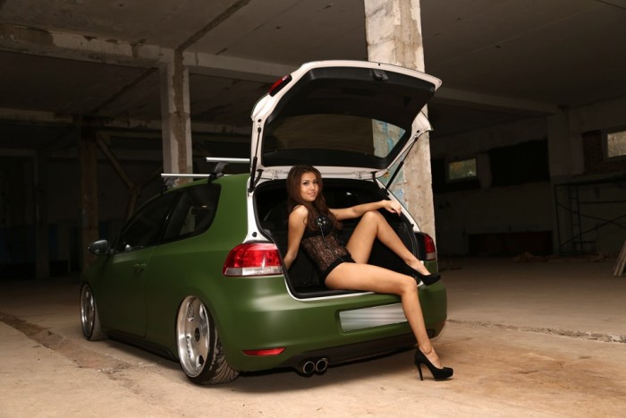 Megvillanó hosszú combok és német autók 5