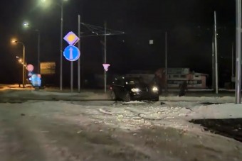 Lopott BMW-vel menekült a szlovák rendőrök elől, videón az üldözés