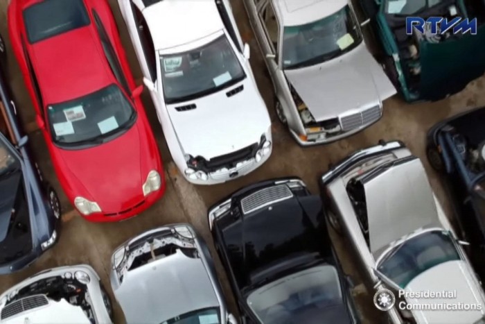 Élőben zúztak össsze egy halom luxusautót 1