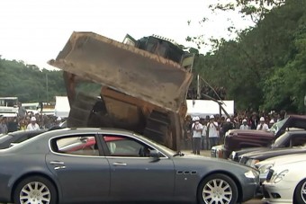 Élőben zúztak össsze egy halom luxusautót