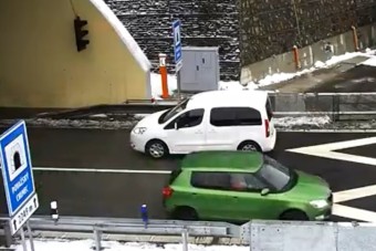 Autópályán fordult meg ez az eszetlen autós