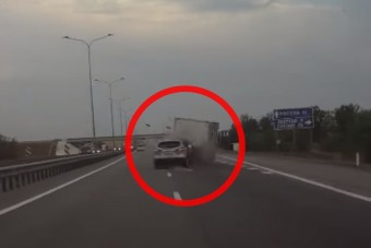 Teherautóba csapódott a volán mögött alvó autós