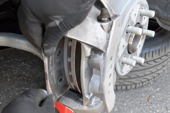 Versenypályára vitte az új Teslát, így fogytak el a fékek