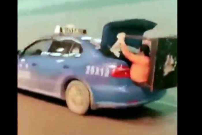 A rakományrögzítés feketeöves mestere ez a nő