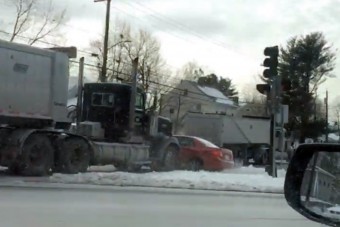 Érthetetlen, mit művel ez a kamionos