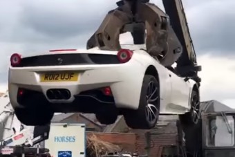 Szívszorító látvány a halálra ítélt Ferrari