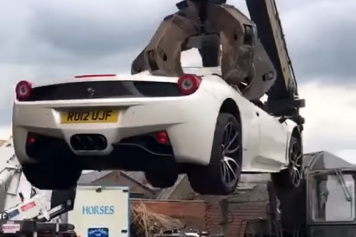 Szívszorító látvány a halálra ítélt Ferrari