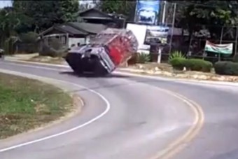 A kegyetlen fizika borította fel ezt az autóst