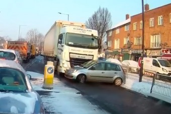 Vajon miért vonszolta végig az utcán a kisautót ez a kamionos?