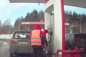 Így verték át az autóst a benzinkúton