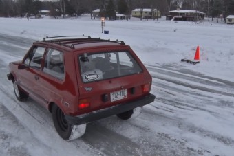 Eszelős a jégen gyorsuló, V8-as Yugo