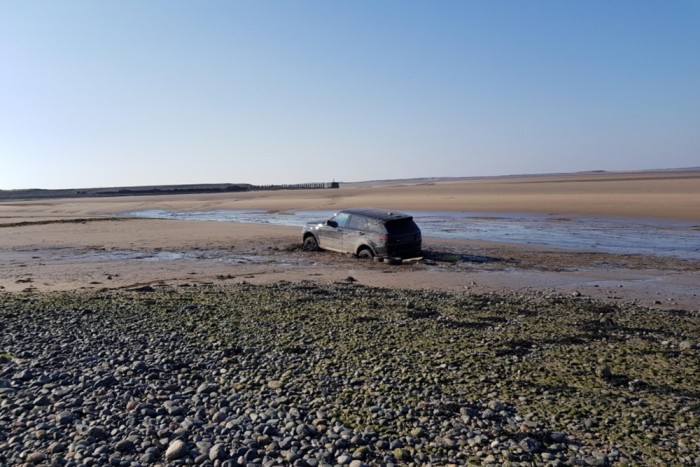 Elásták a luxusterepjárót, jött a dagály 5 | Vezess Elásták a luxusterepjárót, jött a dagály 5