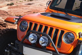 Jeep-dzsembori a kősivatagban