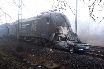Tehervonat és autó ütközött Budapesten