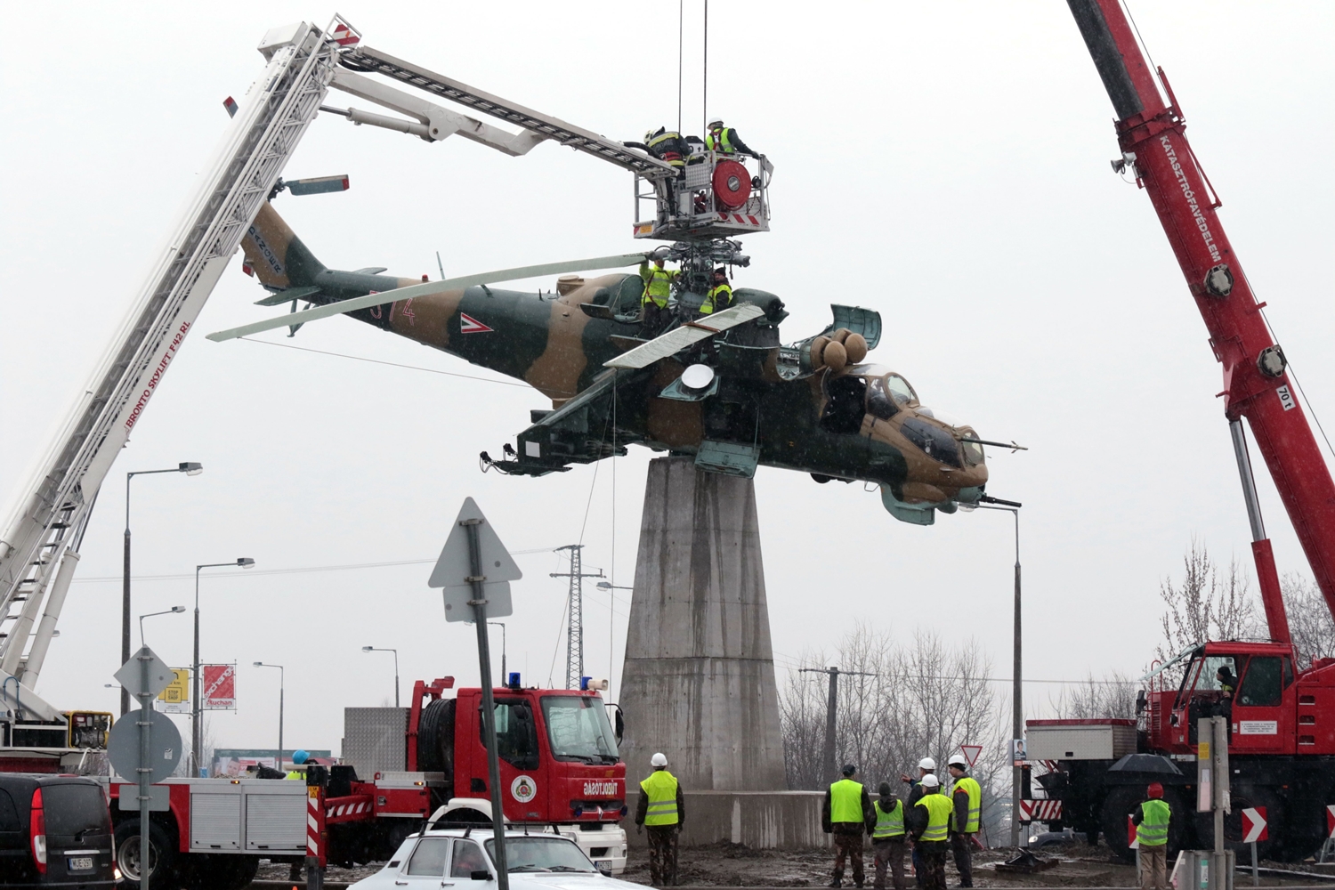 Harci helikopter trónol a szolnoki körforgalom közepén 1