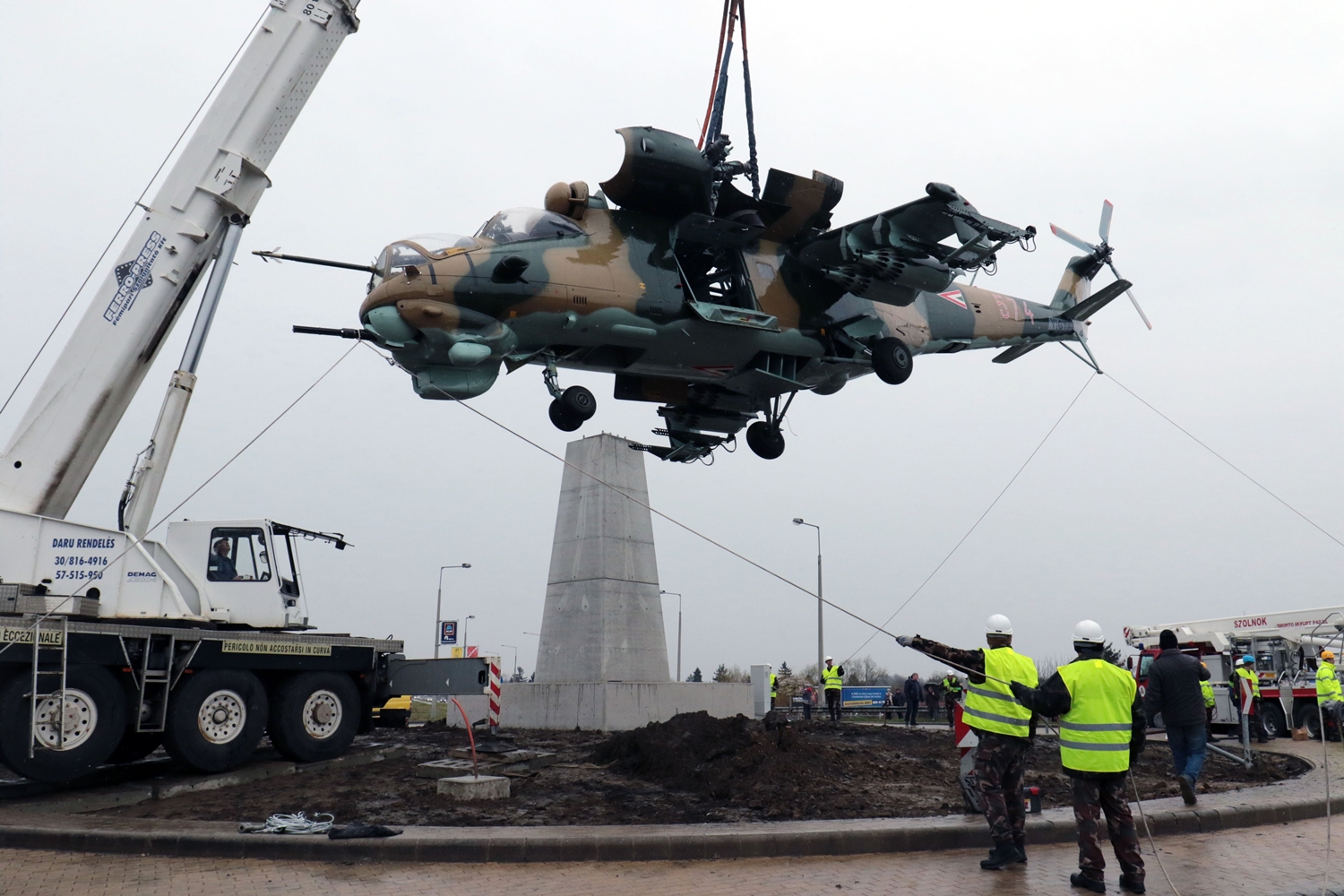 Harci helikopter trónol a szolnoki körforgalom közepén 4